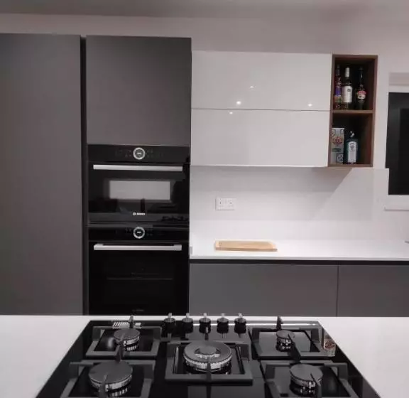 پانسیون New Modern Shared Apartment   4km Away From Airport