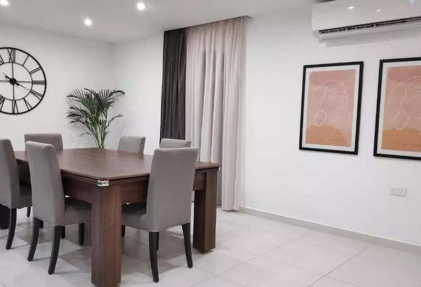 پانسیون New Modern Shared Apartment   4km Away From Airport