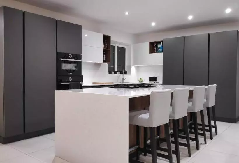 پانسیون New Modern Shared Apartment   4km Away From Airport