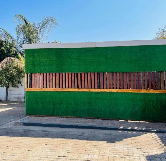 ペンション North Gate Lodges And Tours