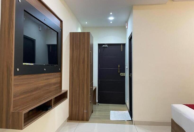 ホテル Deepakam Inn