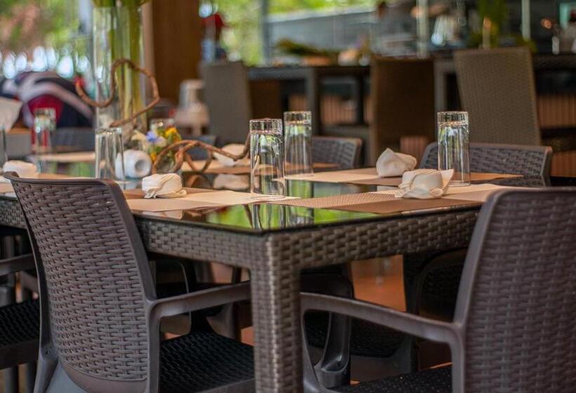 فندق Emon Pulo Beach Resort