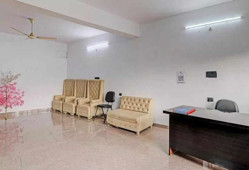 ホテル O Mahadevi Lawn