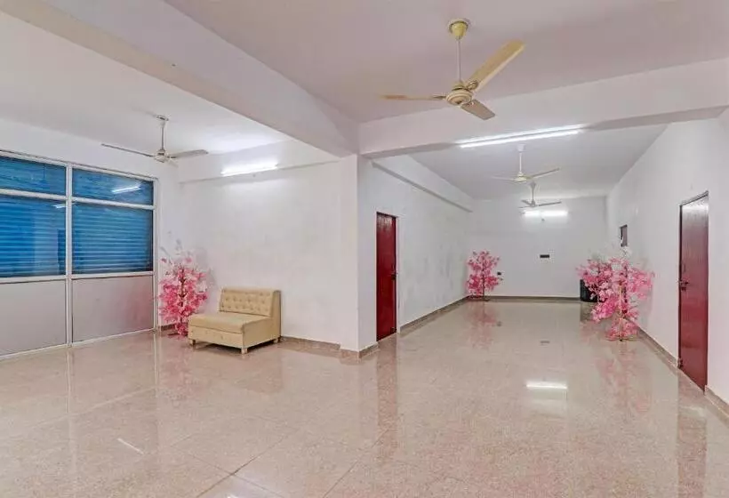 ホテル O Mahadevi Lawn