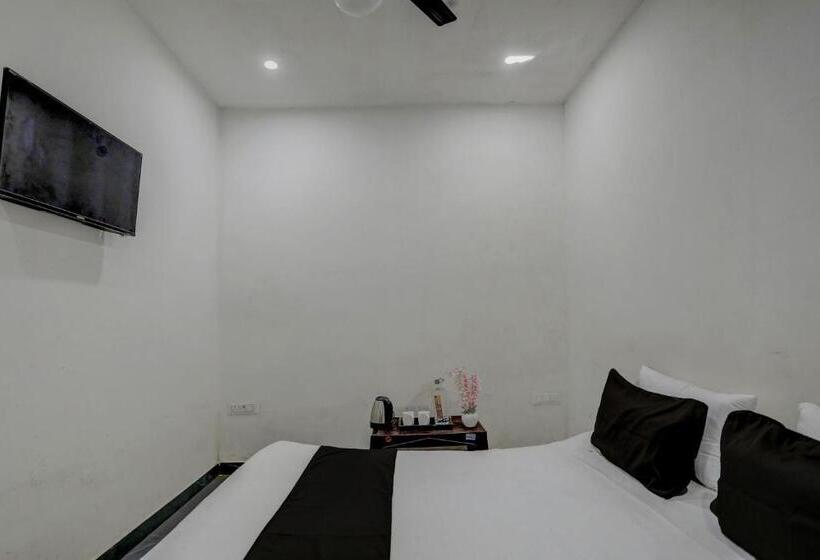 בית מלון כפרי Oyo The Grand