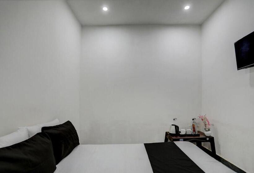 בית מלון כפרי Oyo The Grand