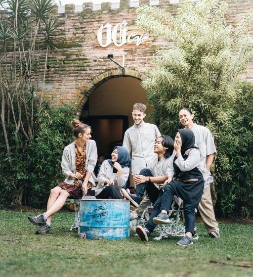 Отель De Karanganjar Inn