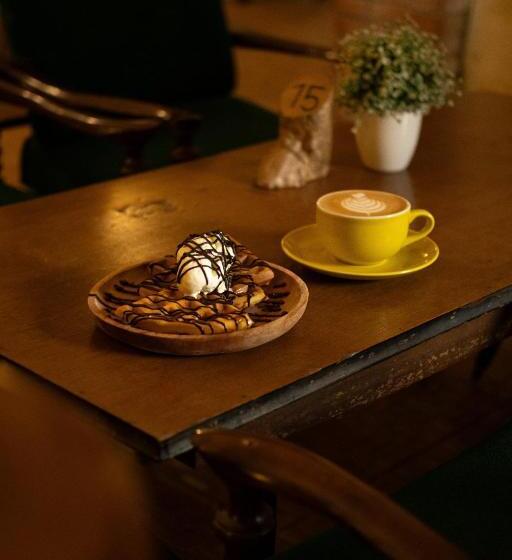 Отель De Karanganjar Inn