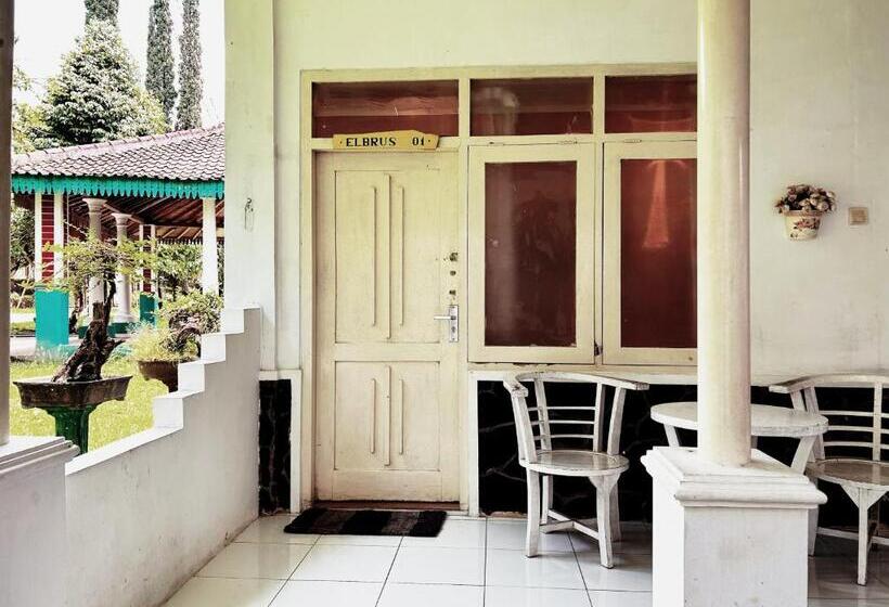 Отель De Karanganjar Inn