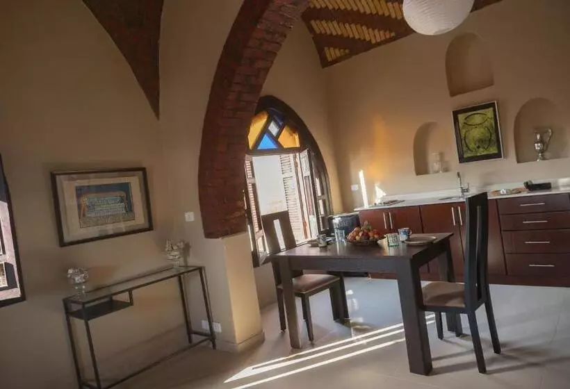 پانسیون L’aziza House