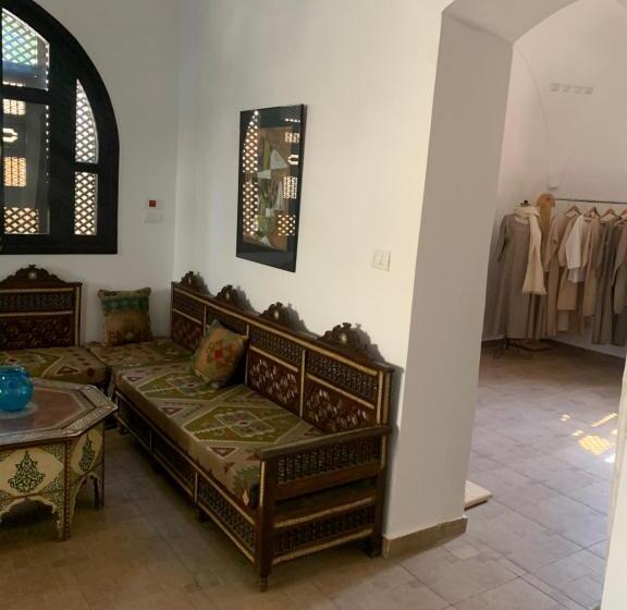 پانسیون L’aziza House