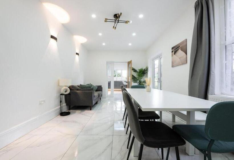 پانسیون Smart Tv | Wifi | Free Parking