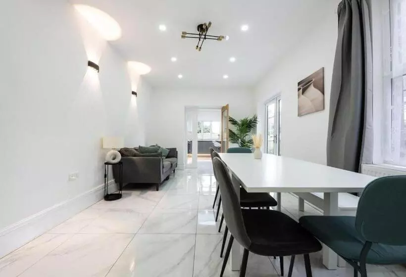 پانسیون Smart Tv | Wifi | Free Parking