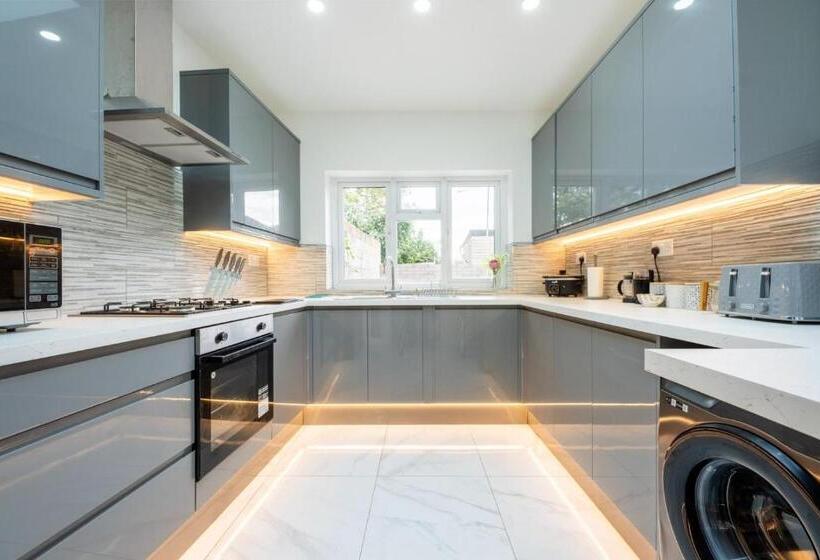 پانسیون Smart Tv | Wifi | Free Parking