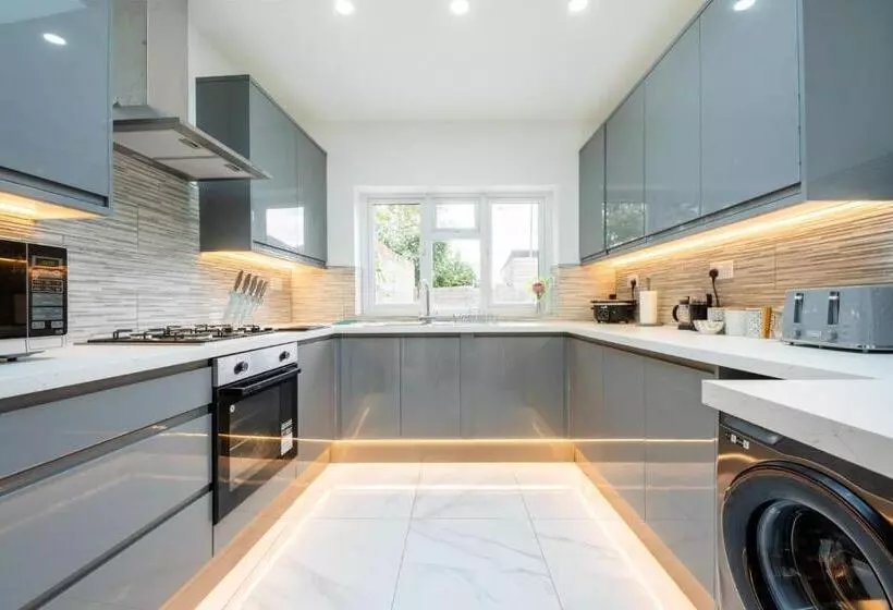 پانسیون Smart Tv | Wifi | Free Parking