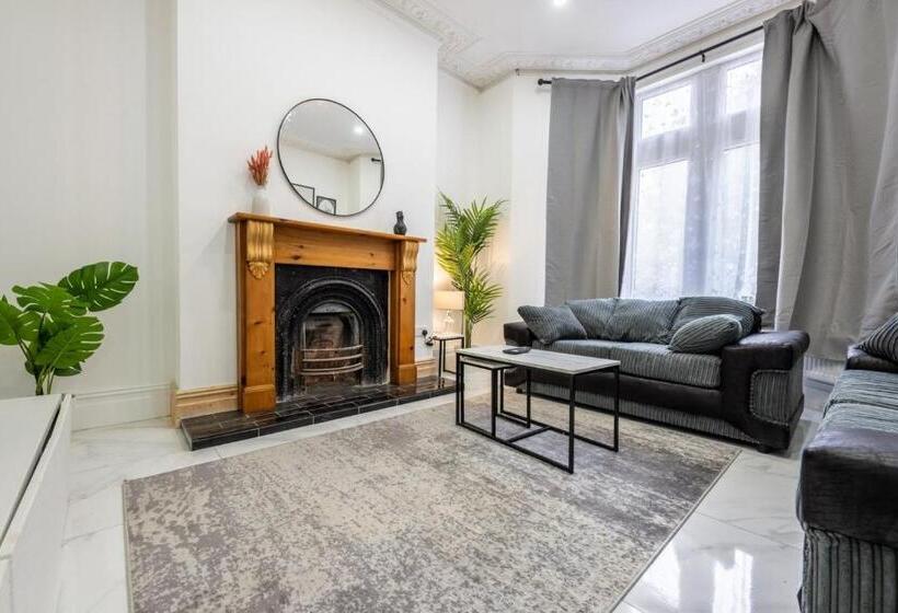 پانسیون Smart Tv | Wifi | Free Parking