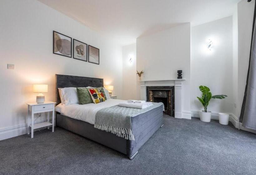 پانسیون Smart Tv | Wifi | Free Parking