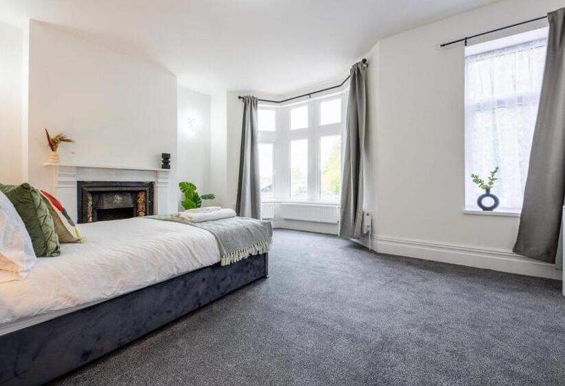 پانسیون Smart Tv | Wifi | Free Parking