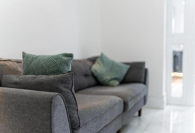 پانسیون Smart Tv | Wifi | Free Parking