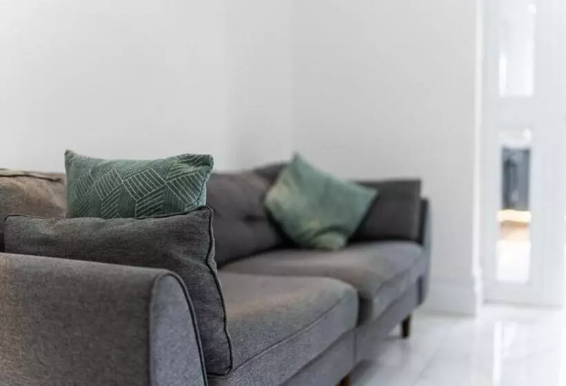 پانسیون Smart Tv | Wifi | Free Parking