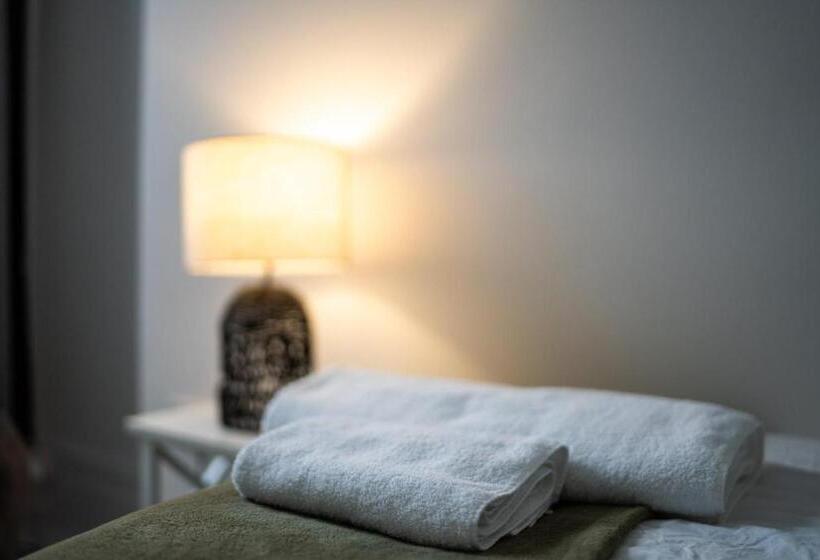 پانسیون Smart Tv | Wifi | Free Parking