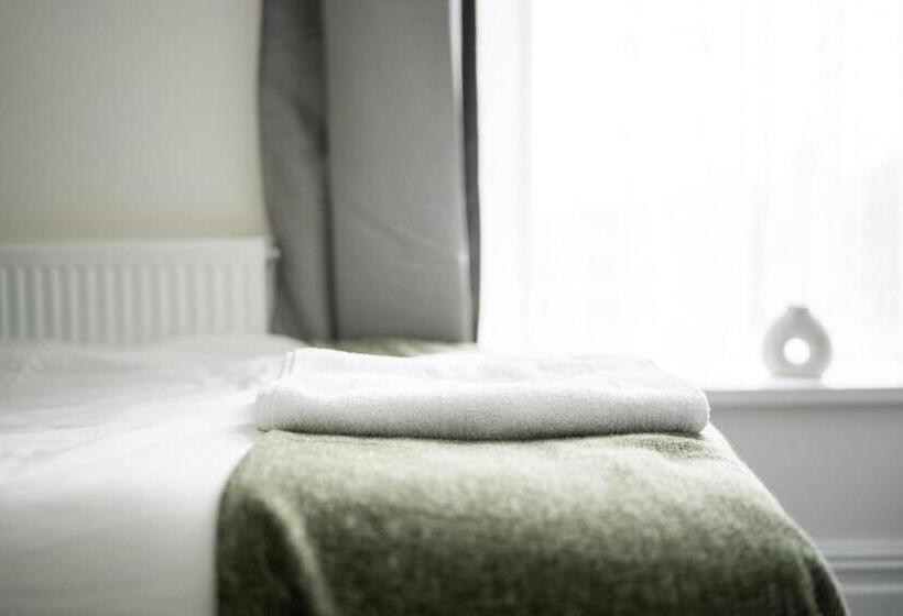 پانسیون Smart Tv | Wifi | Free Parking