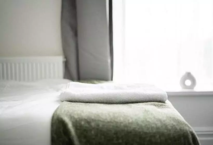 پانسیون Smart Tv | Wifi | Free Parking