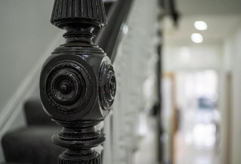 پانسیون Smart Tv | Wifi | Free Parking