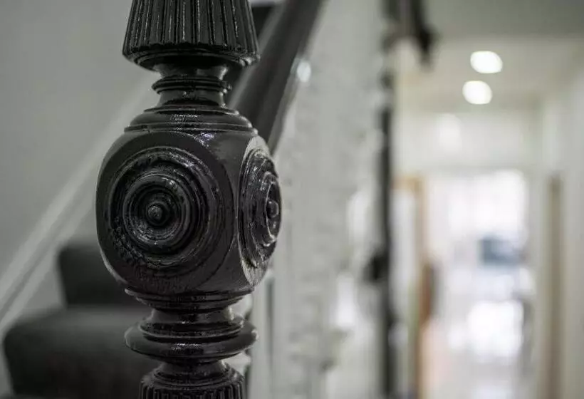 پانسیون Smart Tv | Wifi | Free Parking