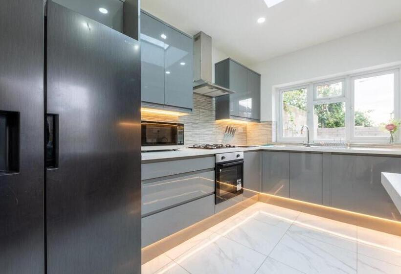 پانسیون Smart Tv | Wifi | Free Parking