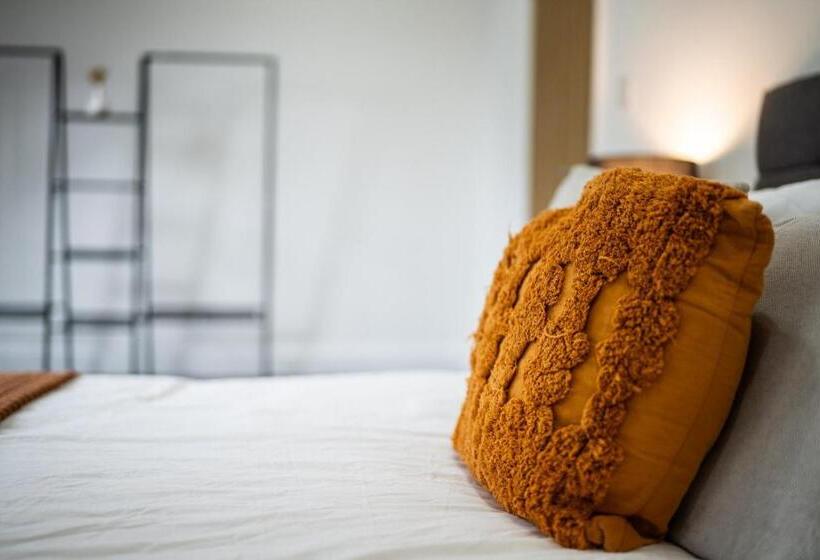 پانسیون Smart Tv | Wifi | Free Parking