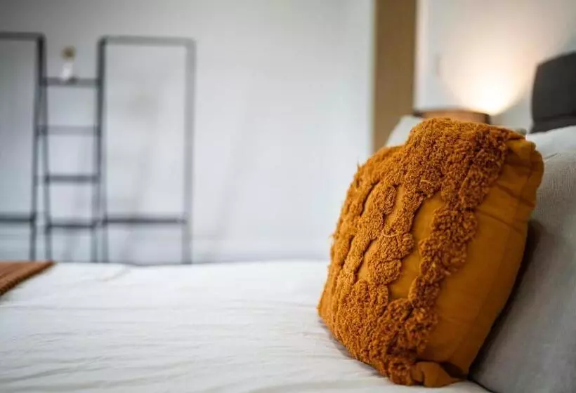 پانسیون Smart Tv | Wifi | Free Parking