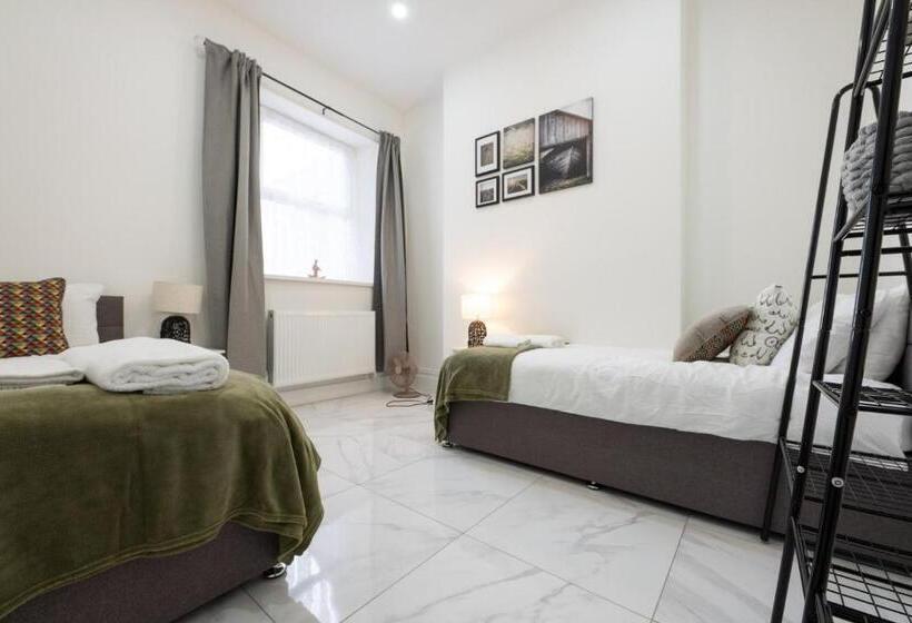 پانسیون Smart Tv | Wifi | Free Parking