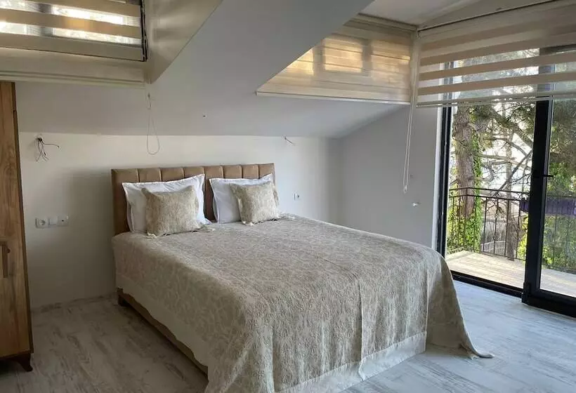 Hotelli Lalezar Sea & Garden