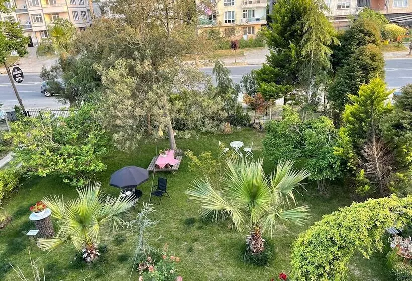 Hotelli Lalezar Sea & Garden