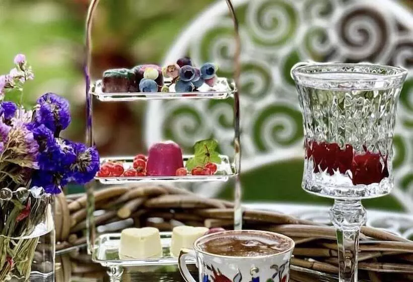 Hotelli Lalezar Sea & Garden