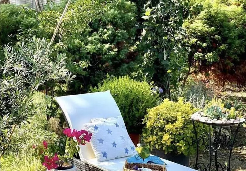 Hotelli Lalezar Sea & Garden