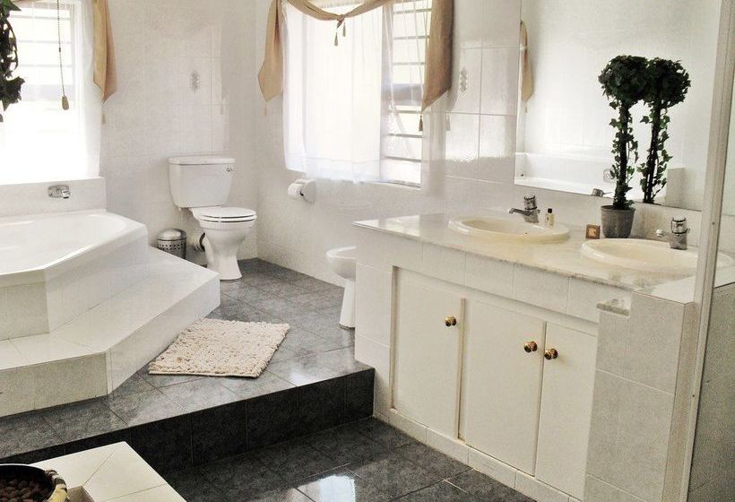 8 Royal Palm Bed & Breakfast