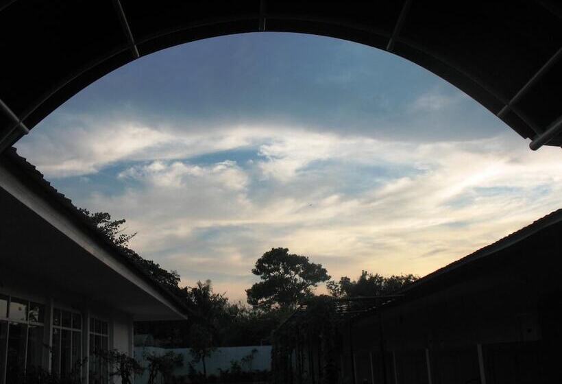 בית מלון כפרי Cengkareng Transit