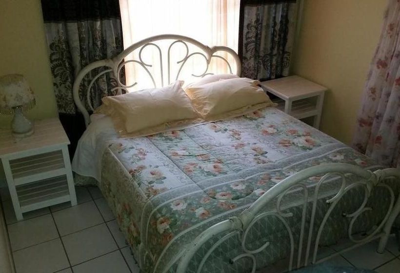 פנסיון Ebenezer Guesthouse Bluewater Bay