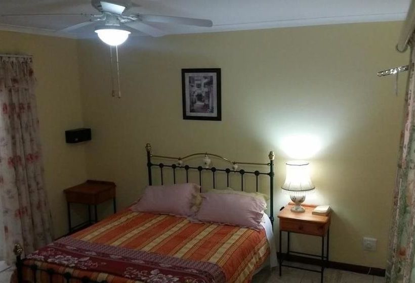 פנסיון Ebenezer Guesthouse Bluewater Bay