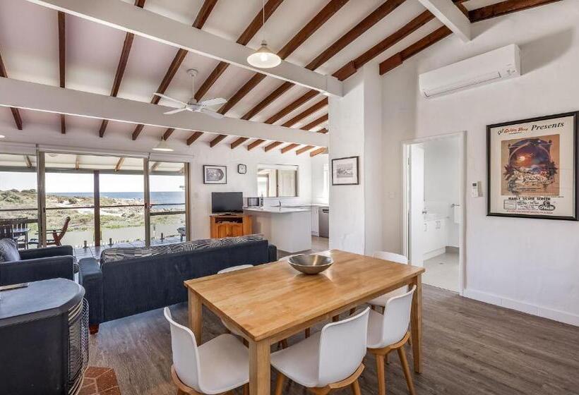 Canal Rocks Beachfront Apartments