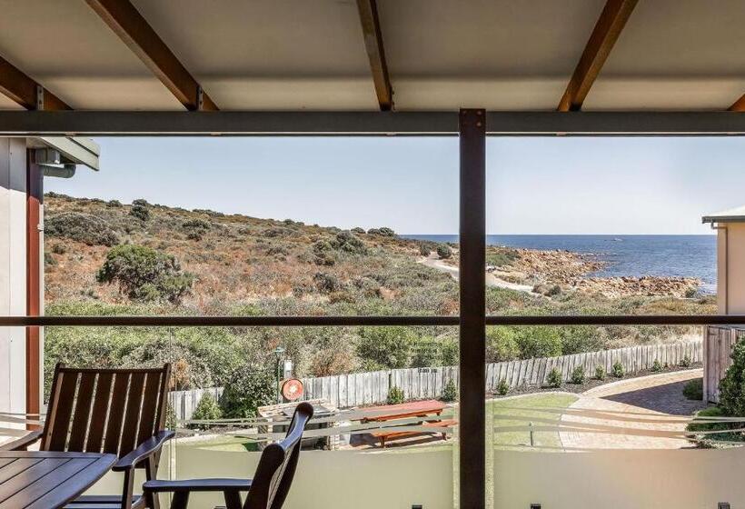 Canal Rocks Beachfront Apartments