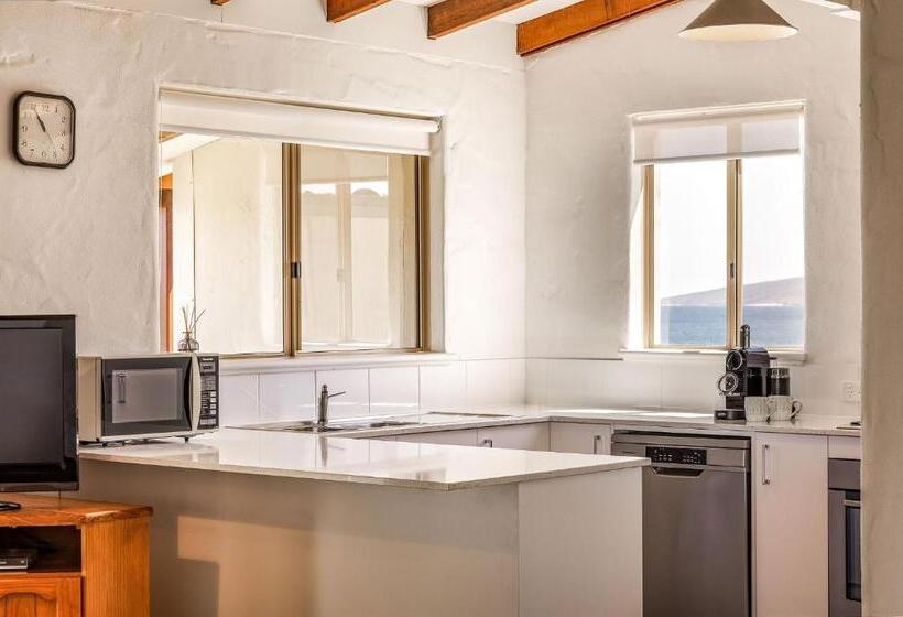 Canal Rocks Beachfront Apartments