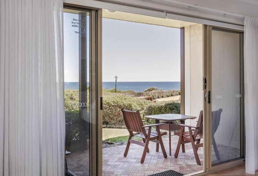 Canal Rocks Beachfront Apartments