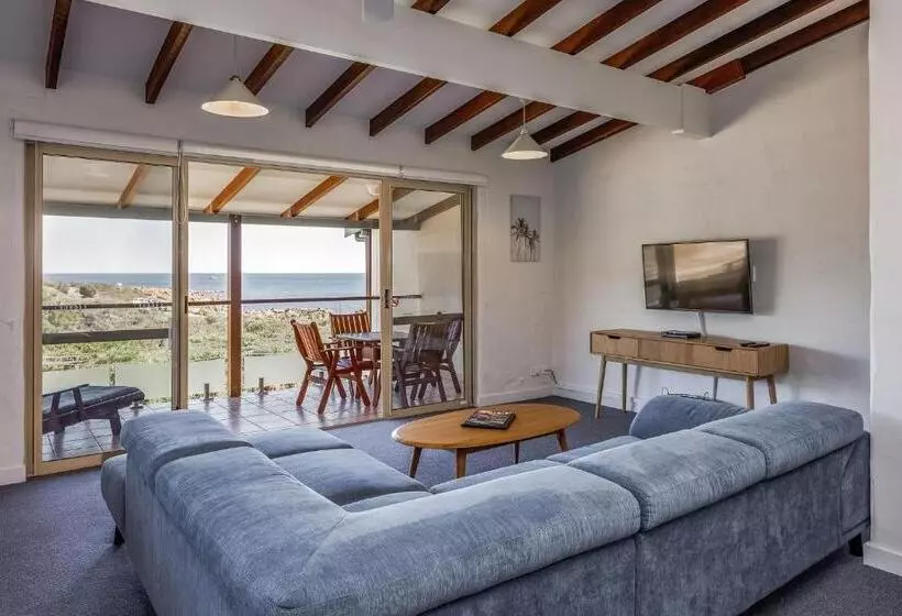 Canal Rocks Beachfront Apartments