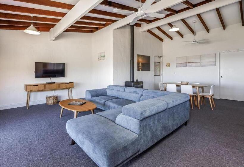 Canal Rocks Beachfront Apartments