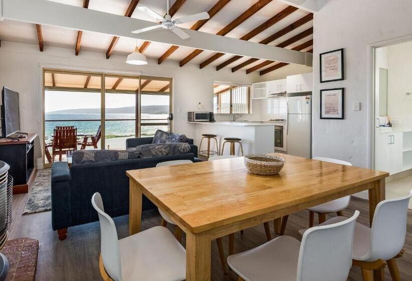 Canal Rocks Beachfront Apartments