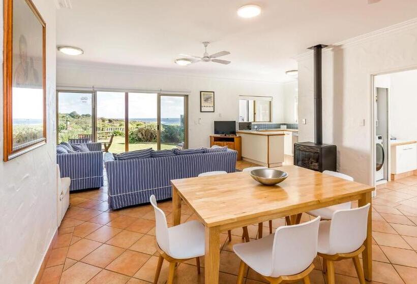 Canal Rocks Beachfront Apartments