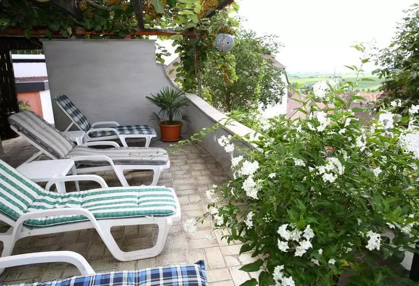 Hotelli Pension Weinberg Mit Landhaus Nizza